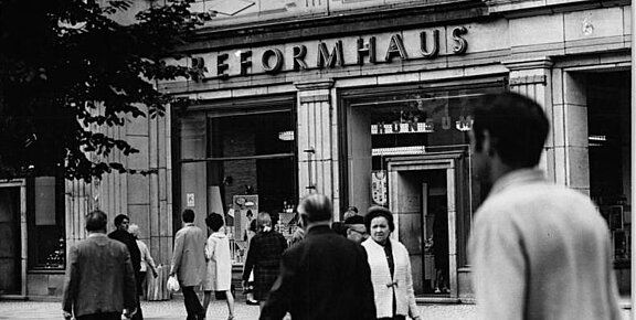 BioFAQ_Geschichte_Bundesarchiv_Bild_183-H0828-0206-002__Berlin__Karl-Marx-Allee__Reformhaus.jpg  