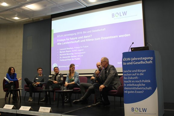 Panel zu Klima und Landwirtschaft mit Julia Löhr (FAZ), Leonard Stephan (Fridays for Future), Reinhild Benning (Germanwatch), Myriam Rapior (BUND Jugend), Alexander Gerber (BÖLW) und Friedrich Ostendorff (Bündnis 90/Die Grünen) v.l.n.r. 