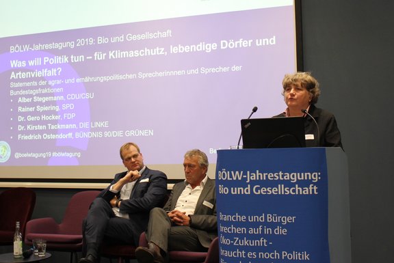 Kirsten Tackmann (DIE LINKE) im Abschlusstatement mit Zuhörenden Albert Stegemann (CDU/CSU) und Rainer Spiering (SPD)