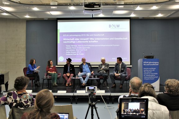 Panel zu lebendigen, ländlichen Räumen mit Moderatorin Julia Löhr (FAZ), Lea Leimann (Slow Food Youth), Tobias Till Keye (Höfegemeinschaft Pommern), Valentin Thurn (Ernährungsrat Köln), Volker Krause (BÖLW) und Gero Hocker (FDP) v.l.n.r.