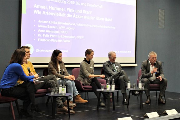 Panel zu Artenvielfalt in der Landwirtschaft mit Moderatorin Julia Löhr (FAZ), Johann Lüttke-Schwienhorst (Volksinitiative Artenvielfalt Brandenburg), Maura Beusch (WWF Jugend), Anne Kienappel (NAJU), Felix Prinz zu Löwenstein (BÖLW) und Rainer Spiering (SPD) v.l.n.r.