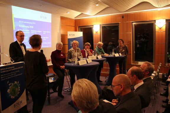 Podium Ernährung 2030: Wie gesündere Ernährung gelingen kann (v.l.n.r. Dr. Hernike Rieken, Dr. Friedhelm v. Mering (BÖLW), Katharina Landgraf (CDU), Ursula Schulte (SPD), Dr. Kirsten Tackmann (LINKE), Renate Künast (GRÜNE), Elke Röder (BÖLW))